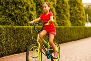 weinig meisje met haar fiets foto