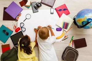 covid-19 coronavirus en aan het leren van huis, huis school- kind concept. weinig kinderen studie van huis. quarantaine en sociaal afstand nemen concept. foto