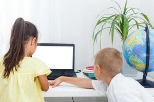 twee studenten werken Bij laptop foto