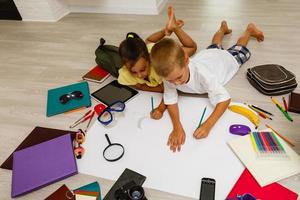 covid-19 coronavirus en aan het leren van huis, huis school- kind concept. weinig kinderen studie online aan het leren van huis met laptop. quarantaine en sociaal afstand nemen concept. foto