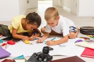 covid-19 coronavirus en aan het leren van huis, huis school- kind concept. weinig kinderen studie online aan het leren van huis met laptop. quarantaine en sociaal afstand nemen concept. foto