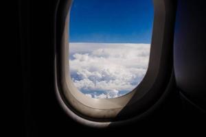 blauw lucht en wolk met op zoek uit een vliegtuigen patrijspoort venster gedurende een vlucht , beeld gebruik makend van voor lucht en interieur vliegtuig concept foto