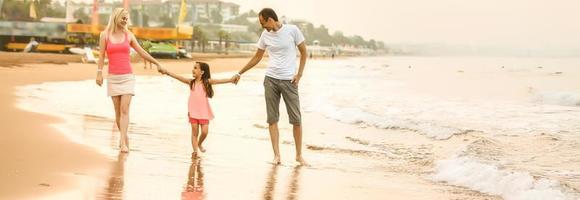 gelukkig familie Aan zee strand Bij toevlucht foto