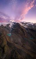 twee berg keer bekeken Aan een berg gedurende zonsondergang met Purper wolken foto