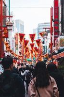 mensen in Chinatown in Kobe, Japan foto