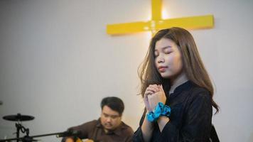 vrouw bidden tijdens kerk preek