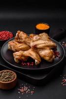 gebakken kip Vleugels met zout, specerijen en kruiden foto