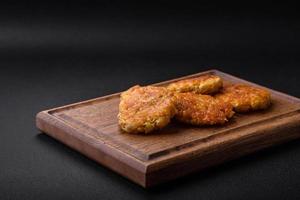 heerlijk hartelijk vegetarisch of veganistisch schotel in de het formulier van schnitzels of pasteitjes foto