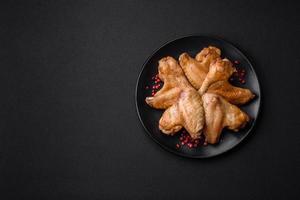 gebakken kip Vleugels met zout, specerijen en kruiden foto