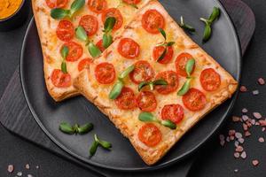 heerlijk vers geroosterd brood of bruschetta met tomaten, kaas, kruiden, zout en specerijen foto