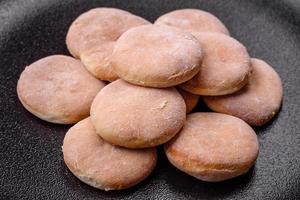 heerlijk vers gebakken maïsmeel zandkoekjes of koekjes Aan een zwart bord foto