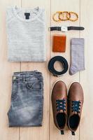 kleding en mode-accessoires op houten vloer foto