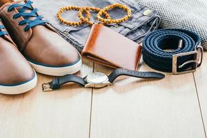 kleding en mode-accessoires op houten vloer foto