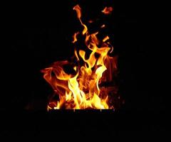 brandend vreugdevuur met logboeken en groot oranje vlammen Bij nacht foto