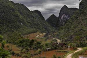 duidelijke kronkelende weg onder de heuvels in ha quang, cao bang, vietnam foto