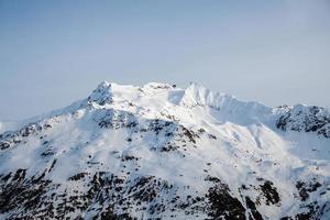 een berg landschap met sneeuw en somber lucht foto