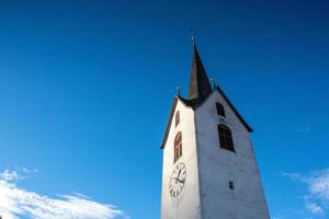 een kerktoren met blauw lucht foto