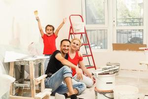 gelukkig familie verf muur Bij huis. foto