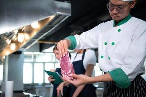 professioneel chef wie is gespecialiseerd in prima vlees de steak dat is geserveerd naar de klant is ongetwijfeld verrukkelijk. foto