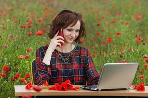 mooi vrouw of bedrijf vrouw pratend Aan een cel telefoon buiten. buitenshuis portret van een mooi gelukkig zakenvrouw pratend Aan cel telefoon. foto