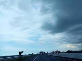 bewolkt wolk Aan een blauw lucht Aan top van snelweg foto