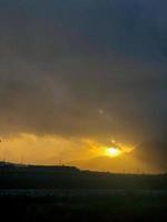 adembenemend zonsondergang over- een pittoreske landschap, vastleggen de schoonheid en majesteit van van de natuur meesterwerk foto