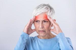 vrouw lijden van spanning of een hoofdpijn grimassen in pijn. senior vrouw met migraine gevoel onwel. portret van een aantrekkelijk senior vrouw met een hoofdpijn, gevoel pijn foto