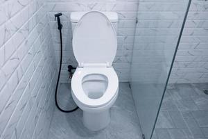 toilet kom in een modern badkamer , doorspoelen toilet schoon badkamer foto