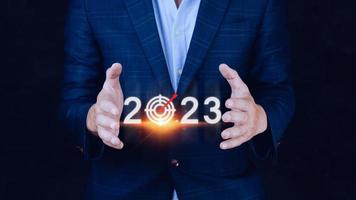 bedrijf doelwit en doel 2023 icoon, hand- richten Holding 2023 virtueel scherm, begin nieuw jaar 2023 met een doel plan, actie plan, strategie, nieuw jaar bedrijf visie. foto