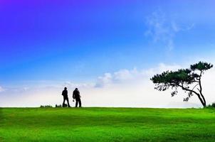 reizigers wandelen Aan de berg breed panorama van toerist pas op berg bereiken en heuvels gedekt door groenblijvend verkoudheid regenwouden berg reeks Bij Thailand foto