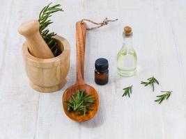 rozemarijn etherische olie voor aromatherapie foto