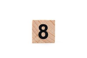 houten blok nummer acht op een witte achtergrond