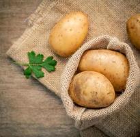 zak aardappelen bovenaanzicht foto