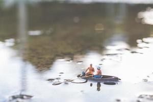 miniatuurvissers die op een boot vissen foto