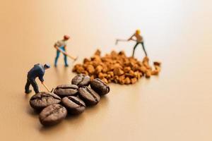 miniatuurteams die samenwerken aan het mengen van koffie foto