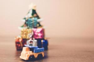 miniatuur kerstman met een tas, kerstviering concept foto