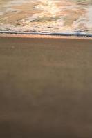 de zon is stijgende lijn, de zon is helder, de ochtend- zee Bij cha-am strand foto