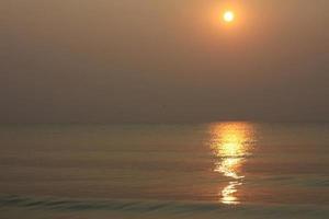 de zon is stijgende lijn, de zon is helder, de ochtend- zee Bij cha-am strand foto