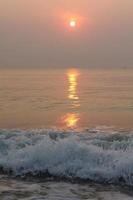 de zon is stijgende lijn, de zon is helder, de ochtend- zee Bij cha-am strand foto