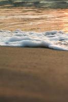 de zon is stijgende lijn, de zon is helder, de ochtend- zee Bij cha-am strand foto