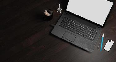 3d illustratie van donker hout met laptop, pen, telefoon en benodigdheden, bovenaanzicht foto