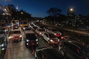 Mexico stad, Mexico - februari 3 2019 - Mexicaans metropolis hoofdstad overbelast verkeer Bij nacht foto