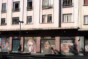 Mexico stad, Mexico - januari 30 2019 - allemaal de winkels rollen naar beneden poorten hebben verstuiven geschilderd graffiti foto