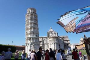 pisa, Italië - september 26 2017 - migranten verkoop handelswaar Bij beroemd leunend toren foto