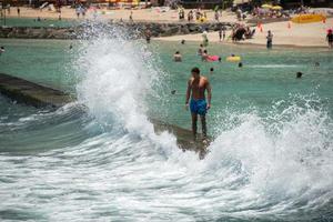 Honolulu, Verenigde Staten van Amerika - augustus, 14 2014 - mensen hebben pret Bij Hawaii strand foto