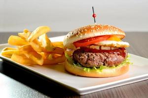 hamburger en frietjes foto