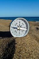kompas in de zand foto