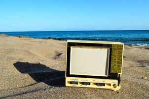 TV in de zand foto
