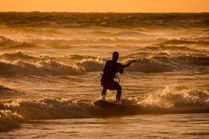 kitesurfer Bij zonsondergang foto