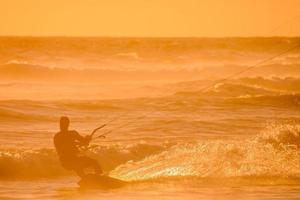 kitesurfer Bij zonsondergang foto